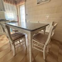 Tavolo con pianale in marmo e sedie