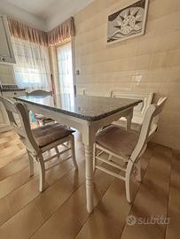 Tavolo con pianale in marmo e sedie