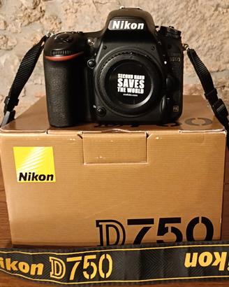 Nikon D 750 con obbiettivi 