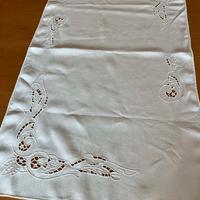 centrino in lino bianco intagliato e ricamato