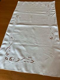 centrino in lino bianco intagliato e ricamato