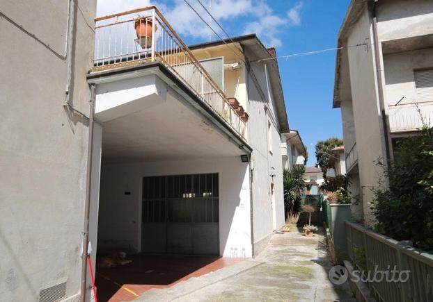 No condominio con corte e garage