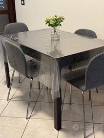 Tavolo IKEA in legno con 4 sedie imbottite grigie