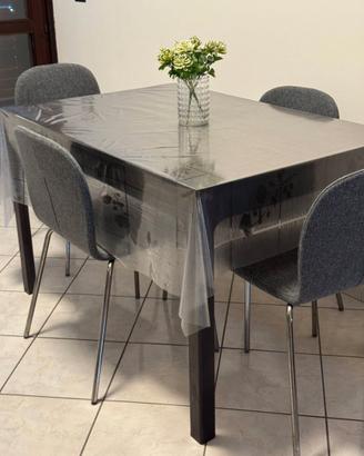 Tavolo IKEA in legno con 4 sedie imbottite grigie