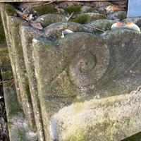 Bordo in pietra ornamentale scolpito