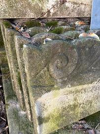 Bordo in pietra ornamentale scolpito