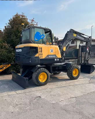 E229 Escavatore gommato Volvo 50 q