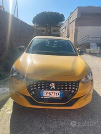 Peugeot 208 giallo faro