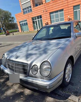 Mercedes benz E200 W210  come nuova 