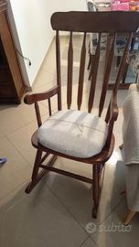 sedia a dondolo in legno 