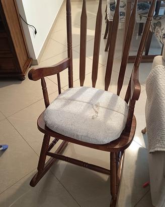 sedia a dondolo in legno 
