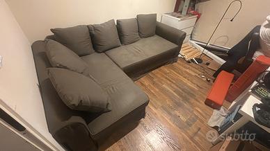 Divano ad angolo beige in buone condizioni