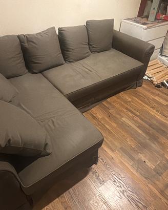 Divano ad angolo beige in buone condizioni