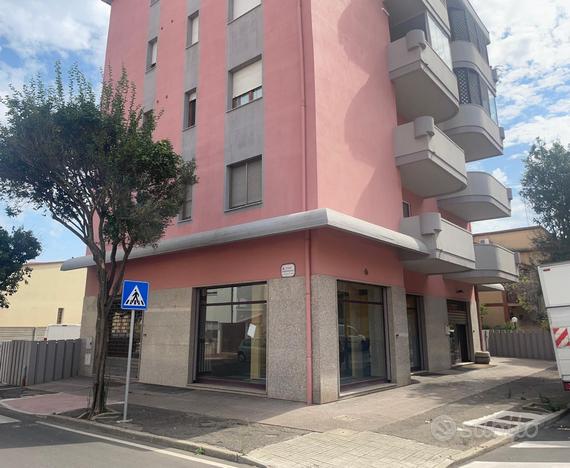 Locale con 6 vetrine a Oristano