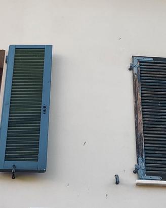 Persiane in legno finestre porte verdi con cardini