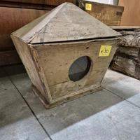 Piccola casetta per animali da restaurare