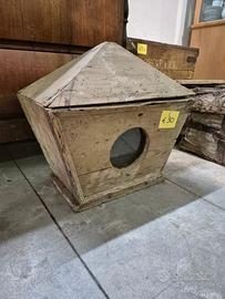 Piccola casetta per animali da restaurare