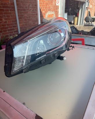 Faro anteriore sinistro Mercedes Cla