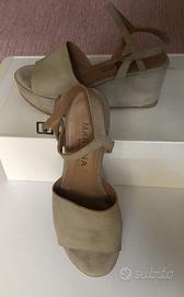 Sandali con zeppa in camoscio di Martina. Tg. 35