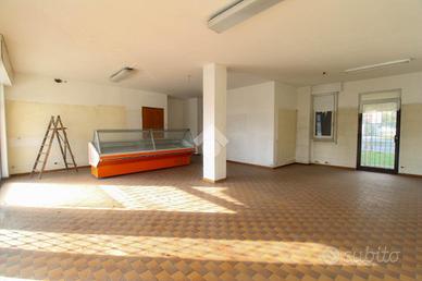 NEGOZIO A VALMADRERA