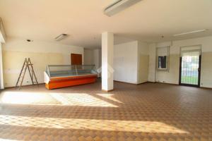 NEGOZIO A VALMADRERA