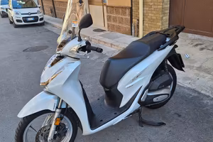 Honda SH 150 – Anno 2021 – Bianco e Nero