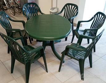 Tavolo da giardino.