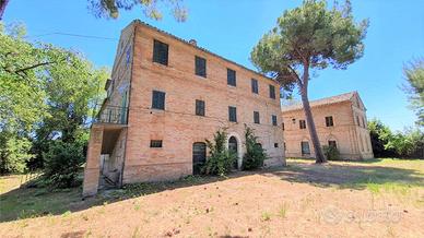 SPLENDIDA SOLUZIONE DAGLI AMPI SPAZI nel VERDE