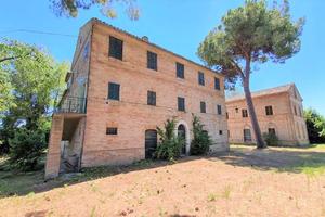 SPLENDIDA SOLUZIONE DAGLI AMPI SPAZI nel VERDE