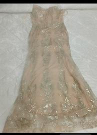 vestito elegante nuovo con l'etichetta 