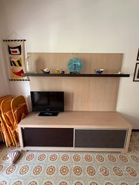 Mobile soggiorno con pannello e mensola