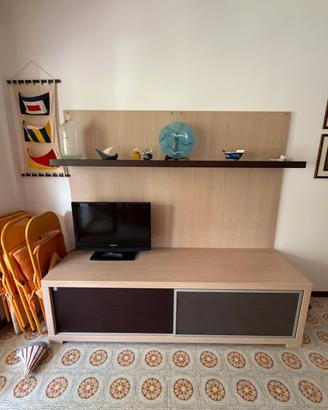 Mobile soggiorno con pannello e mensola