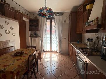 Cucina in legno massello con elettrodomestici