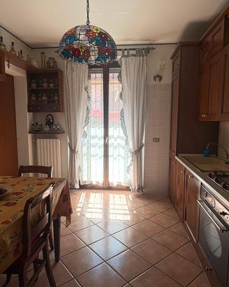 Cucina in legno massello con elettrodomestici
