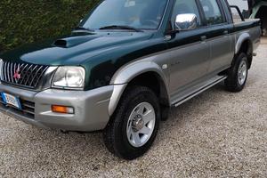 mitsubishi L200 autocarro