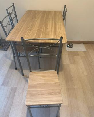 Tavolo con 4 sedie in legno