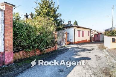 Villa di 300 m² con più di 5 locali e box auto a G