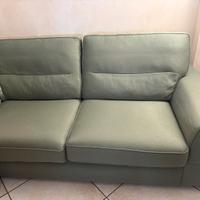 divano di colore verde praticamente nuovo