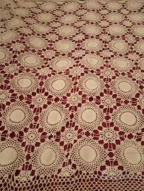 Copriletto all'uncinetto