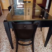 tavolo.in cristallo con sedie