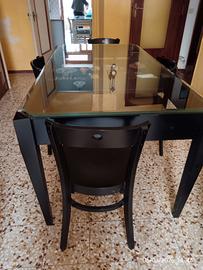 tavolo.in cristallo con sedie