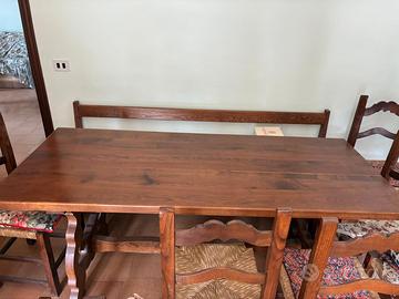 tavolo in legno massello con panca e sedie