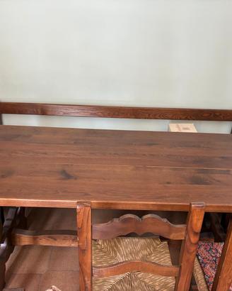 tavolo in legno massello con panca e sedie