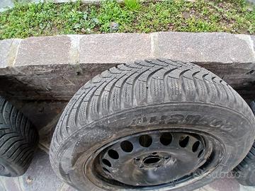 Pneumatici. Da neve. Con cerchi in ferro. 