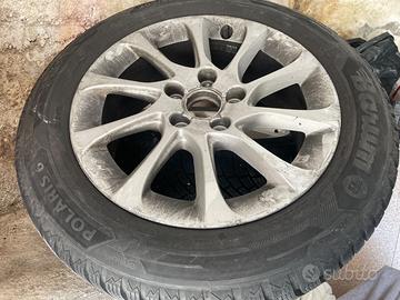 Quattro cerchi e pneumatici  invernali.