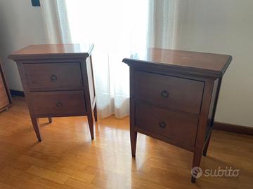 Coppia comodini in legno in stile classico