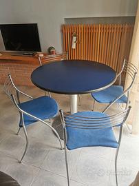 Tavolino da salotto completo di 4 sedie