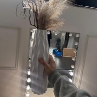 Vaso Alto Moderno Bianco Ondulato – Design Elegant