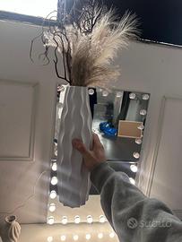 Vaso Alto Moderno Bianco Ondulato – Design Elegant