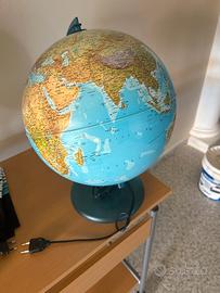 mappamondo che si illumina